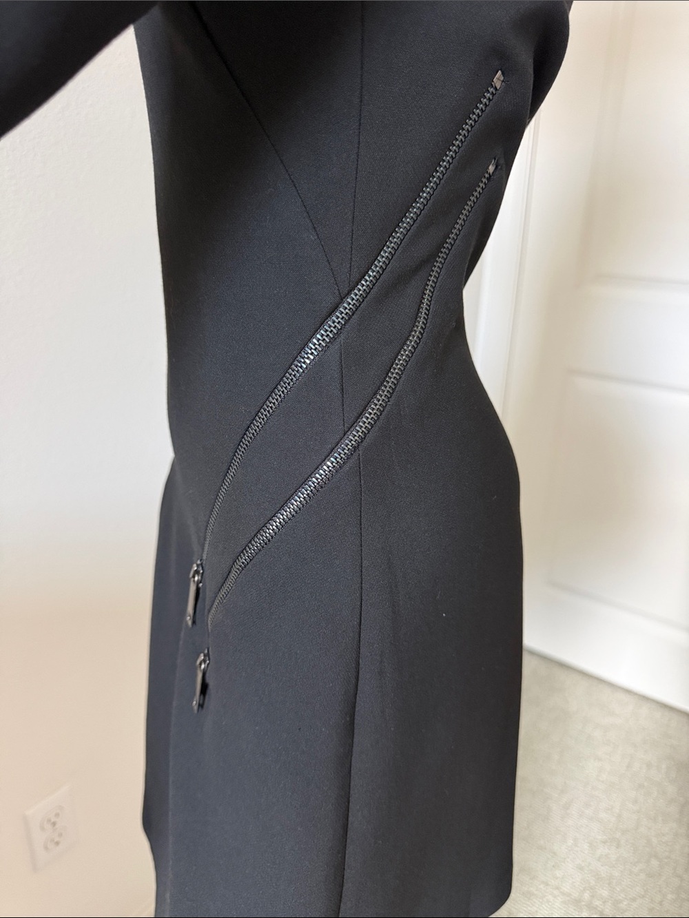 ZARA Classic Black Long-Sleeve Mini Dress with Zip Accents - Picture 2 of 10